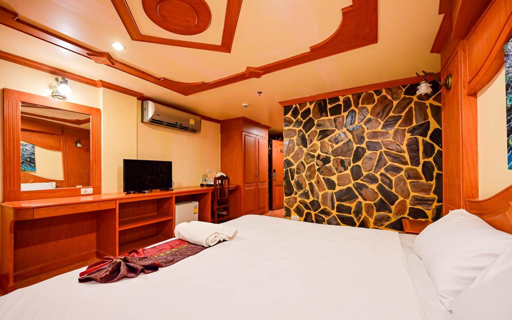 Complex Hotel Patong Exterior foto